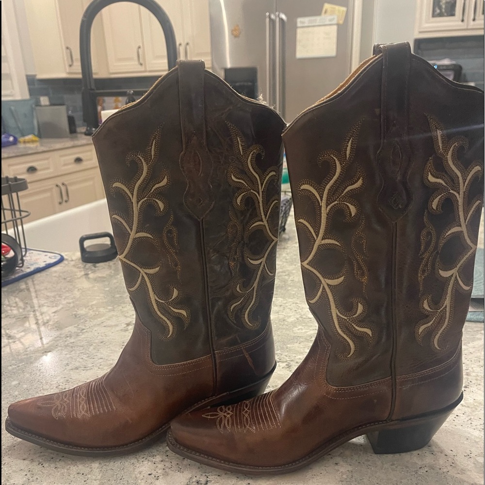 BARELY WORN old west women’s cowboy boots! Size 8.5